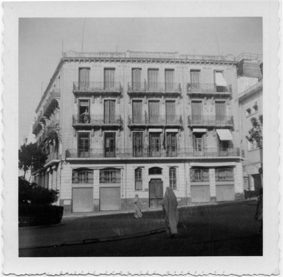 06 ORAN 1962 IMMEUBLE DE LA PLACE HOCHE A GAUCHE RUE TRAKTIR A DROITE RUE DE LA CAVE SENECLAUZE.JPG